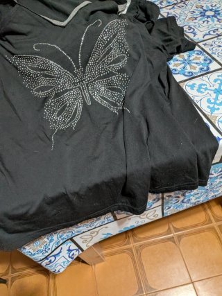 Blusa negra con mariposa de brillantes solo barcel
