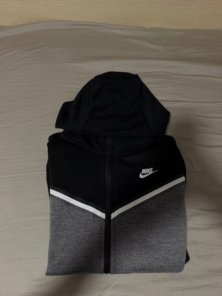 Chaqueta Nike Tech Fleece Negra y Gris