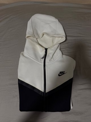 Chaqueta Nike Tech Fleece Blanca y Negra