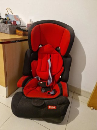 Sillita de coche Piku roja y negra