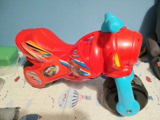 Moto infantil de plástico roja