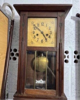 Reloj de pared antiguo de cuerda