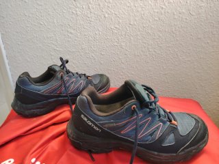 Botas de montaña Salomon azules y naranjas