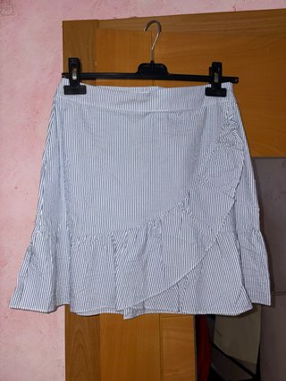 Falda de rayas azules y blancas