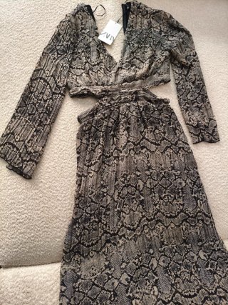 Vestido midi Zara estampado serpiente cut out