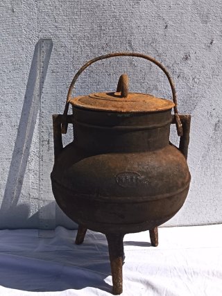 Potes antiguos de hierro