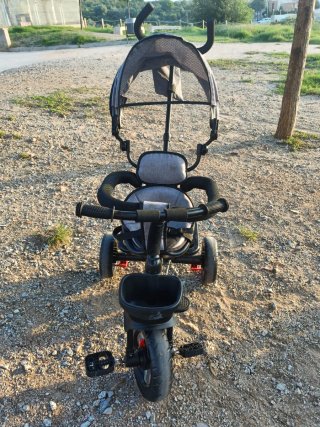 Triciclo infantil con capota y cesta