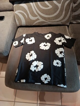 Camiseta Negra con Flores Blancas Talla XS