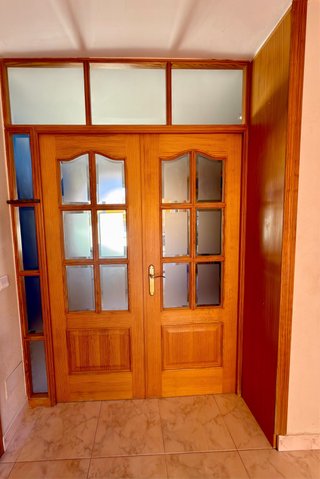 Puerta doble madera con cristales