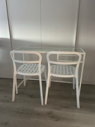 Mesa y 2 sillas blancas