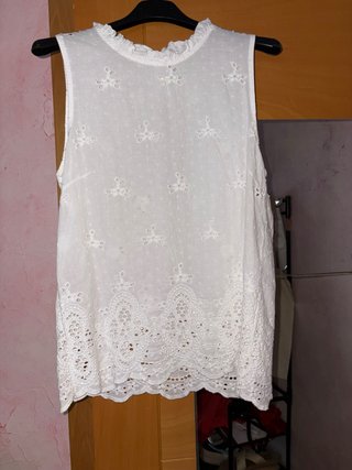 Blusa blanca bordada sin mangas