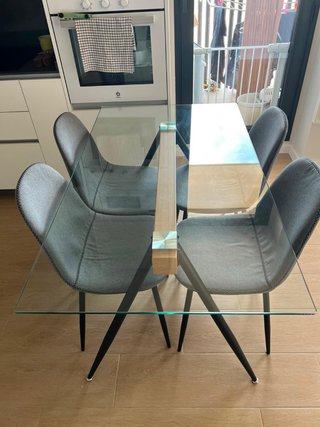 Comedor con mesa de cristal y 4 sillas