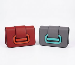 Bolsos grises y rojos