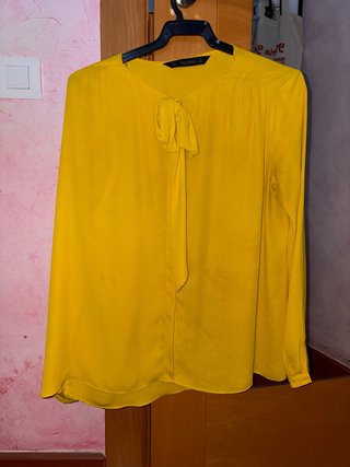 Blusa amarilla Zara con lazada