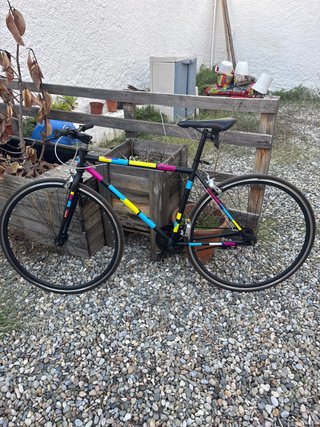 Bicicleta Fixie Negra con Detalles Coloridos