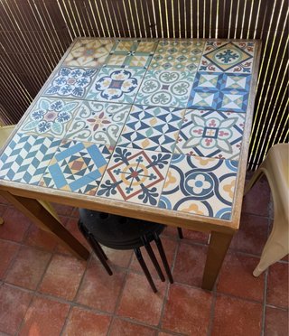 Mesa de Madera con Tablero de Cerámica