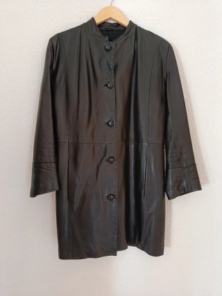 Abrigo cuero negro, talla M, entallado, cuello mao