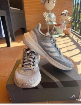 Zapatillas Adidas grises y blancas