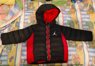 Abrigo Infantil Jordan Negro y Rojo