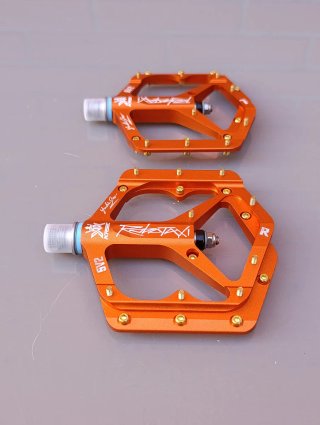 Pedales NARANJAS de plataforma ROBATAXI 5v2.Nuevos