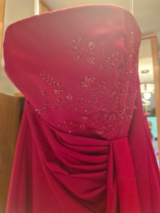 Vestido de fiesta fucsia con pedrería