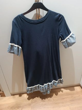 Vestido de verano azul marino con volantes