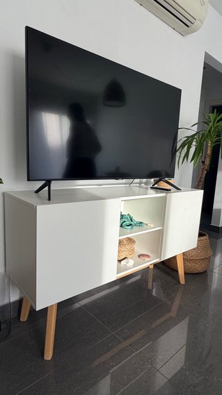 Mueble TV blanco patas madera