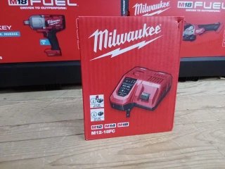 Milwaukee - M12-18FC Cargador de velocidad rápida