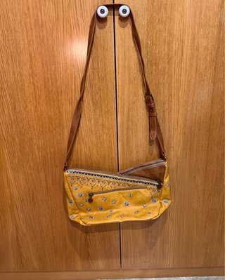 Bolso bandolera Desigual amarillo y marrón