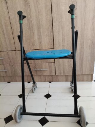 Andador con asiento y ruedas