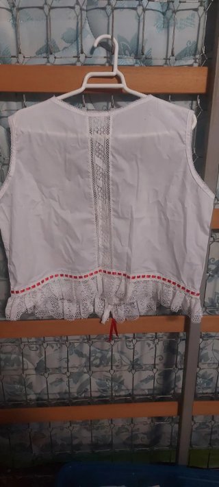 Chambra fallera blanca con detalles rojos