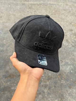 Gorra Adidas Negra con Puntos