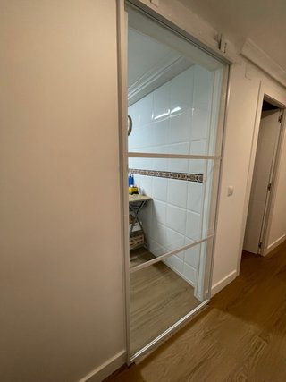 Puerta Corredera de Vidrio y Aluminio Blanco