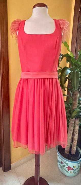 Vestido corto coral con detalles de plumas