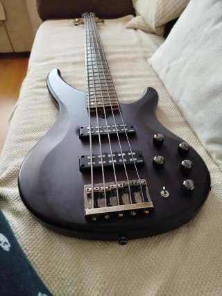 Bajo Yamaha TRBX505