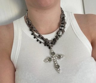 Collana multifili con ciondolo a croce