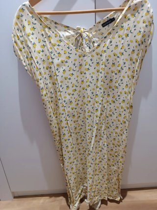 Vestido de verano amarillo con estampado