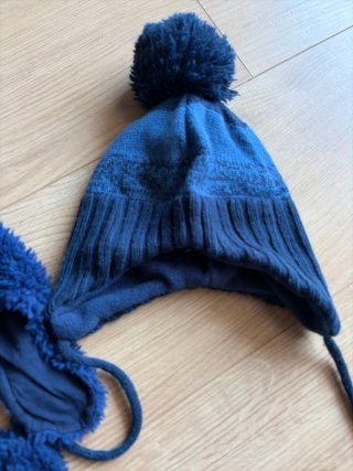Gorro de bebé azul con pompón