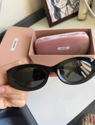 Gafas de sol Miu Miu negras