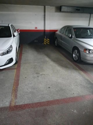 Plaza parking coche mediano