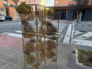Biombo Metálico Dorado con Diseño de Hojas