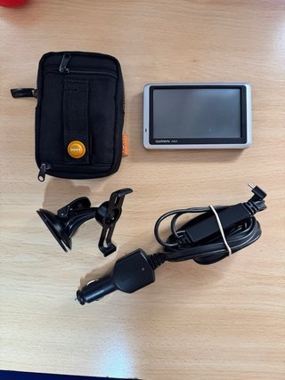 Navegador Garmin Nüvi con accesorios