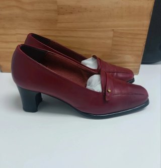 Zapatos de piel burdeos tacón bajo