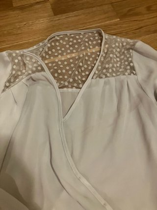 Blusa de vestir beige y blanca