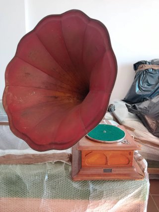 Gramófono antiguo con bocina roja