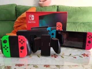 Nintendo Switch con accesorios y 2 juegos