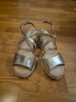 Sandalias doradas cuña Talla 36