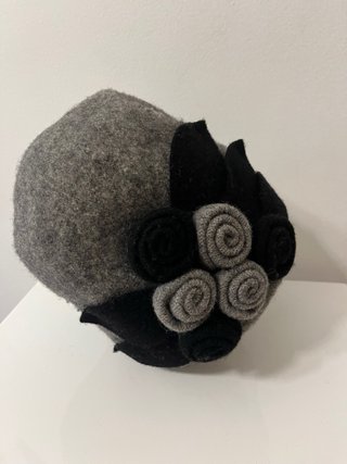 Gorro de lana con detalles florales