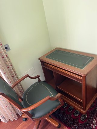 Escritorio Madera y Silla Cuero clasica