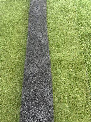 Alfombra gris con diseño floral